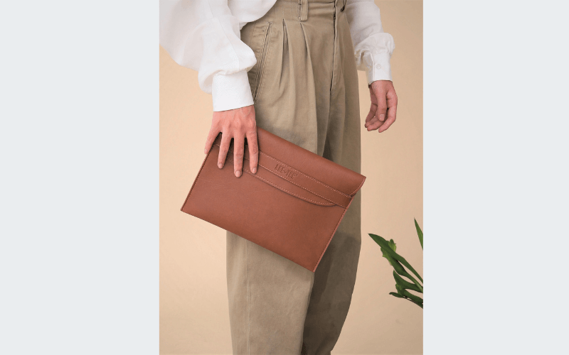 cầm góc trên của clutch cầm tay